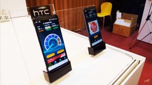 El próximo teléfono insignia de HTC, el HTC U12 (o HTC Imagine), puede haber sido visto en un evento así como el que no quiere la cosa. Se cree que el teléfono fue exhibido en un evento enfocado a redes 5G en Taiwán (a través de @evleaks), donde HTC mostró las capacidades de la nueva red móvil.