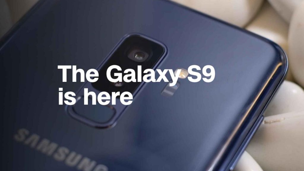 El Samsung Galaxy S9 y su hermano mayor, el Samsung Galaxy S9+ están copando toda la atención en este Mobile World Congress que se está celebrando en Barcelona, son los mejores terminales de lo que va de año, ya los hemos probado un rato y te lo hemos enseñado en vídeo, y la verdad es que son harina de otro costal respecto a algunos de sus competidores. Lo malo de todo esto es que no podrás tener el terminal en casa hasta el mes que viene, se viene mucho hype, lo sabemos. Sin embargo, ya están corriendo como la pólvora por la red los primeros unboxings del terminal de Samsung, ¡vamos a ver qué es lo que encontraremos en la caja del Samsung Galaxy S9!Lo bueno El Samsung Galaxy S9 tiene un lector de huellas mejor posicionado tiene una cámara trasera con mejor apertura y apertura variable. Es hasta US$150 más barato que el Galaxy S9 Plus. Lo malo No es muy diferente a su predecesor, no trae la doble cámara trasera del Galaxy S9 Plus y sigue con 4GB de RAM. Conclusión [Primera impresión] El Samsung Galaxy S9 es tan solo una evolución que seguramente muchos disfrutarán, pero no es un cambio tan drástico que requiera actualizarse si tienes un Galaxy S8 y mucho menos si tienes un Galaxy Note 8.