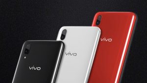 Esta semana, Vivo lanzó el Vivo X21 en China con el Qualcomm Snapdragon 660 system-on-chip. El mismo día, Oppo hizo oficial el Oppo R15. El jueves, Vivo lanzó una versión de gama baja del X21, el Vivo V9, en Tailandia. El viernes, el dispositivo fue lanzado oficialmente en India, uno de los principales mercados internacionales de Vivo. Notablemente, el V9 es el primer lanzamiento de un teléfono Vivo en los mercados internacionales que presenta una pantalla 19:9 con muesca. VIVO V9: ESPECIFICACIONES La característica que define al Vivo V9 es la pantalla IPS FullHD+ de 6.3 pulgadas (2280 × 1080) con una relación de aspecto de 19:9. La pantalla tiene una muesca similar a la del iPhone X, y hay que destacar que este año se está encontrando cada vez más en los nuevos teléfonos Android. Según la compañía, la muesca ayuda al teléfono a alcanzar una proporción de pantalla a cuerpo del 90 por ciento. El teléfono está impulsado por el Qualcomm Snapdragon 626. Este SoC en particular se lanzó en 2016 como una mejora incremental del Snapdragon 625, y ya ha sido mejorado hasta dos veces por el Snapdragon 630 y el Snapdragon 636. Como tal, sus especificaciones no son nada para jactarse, con ocho núcleos ARM Cortex 53 sincronizados a 2.2 GHz emparejados con una GPU Adreno 506. El Vivo V9 tiene 4 GB de RAM con 64 GB de almacenamiento, junto con una ranura para tarjetas microSD que admite hasta 256 GB de almacenamiento expansible. CÁMARA Tiene cámara trasera dual, con una cámara primaria de 16MP que tiene una apertura de af/2.0 acompañada con una cámara secundaria de detección de profundidad de 5MP que tiene una apertura de af/2.4. La cámara tiene el modo “Ultra HDR”. Vivo es conocido por poner más énfasis en la cámara frontal, y en el Vivo V9 no cambia esta tendencia. La cámara frontal de 24MP del teléfono tiene una apertura de af/2.0. Tiene un modo de retrato, y también una función de iluminación selfie que es muy similar a la implementada por Apple en el iPhone 8 y el iPhone X.