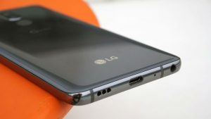 Esta semana nos llegaron las primeras imágenes del LG V40. El nuevo gama alta de la marca coreana llegará al mercado este otoño, y promete ser uno de los teléfonos más comentados. En gran parte será por la presencia de una triple cámara trasera, siguiendo de esta forma los pasos del Huawei P20 Pro. Un teléfono con el que la firma espera remontar sus malas ventas.