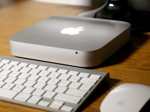 Mac Mini sería lanzada este año, pero con un objetivo totalmente diferente: el modelo de este año estaría enfocado en usuarios profesionales, personas que lo utilizan como servidores, como máquinas de diseño y renderizado.