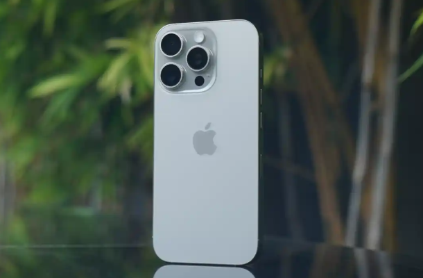 Habrá cuatro modelos igualmente: iPhone 17, iPhone 17 Air, iPhone 17 Pro y iPhone 17 Pro Max. El iPhone 17 Air destacará por tener un diseño ultradelgado de alrededor de 5,5 milímetros. El iPhone 17 tendrá un diseño parecido al iPhone 16. Los iPhone 17 Pro y 17 Pro Max sí tendrán un cambio en el módulo de cámaras con un módulo que ahora ocupará toda la parte superior trasera. Solo el iPhone 17 Air traerá el material de titanio que traían los iPhone 15 Pro y 15 Pro Max, así como los iPhone 16 Pro y 16 Pro Max. Los materiales para el resto de la gama serán aluminio y vidrio. Se espera que el nuevo diseño de los 'Pro' sea mucho más resistente a golpes y arañazos. En Applesfera iOS 26 ya es un éxito rotundo antes de su lanzamiento: su beta rompe récords y es la señal definitiva de que merece la pena instalarla Los imanes de MagSafe estarán ahora más abajo en los modelos 'Pro'. Debido a ese cambio de MagSafe, el icono de la manzana bajará su posición (ya hay imágenes conceptuales para verlo). Estos serían los colores elegidos: negro, plata, gris, azul, verde y púrpura para el iPhone 17 / negro, plata, azul cielo y dorado para el iPhone 17 Air / negro, plata, gris, azul y naranja para los iPhone 17 Pro y 17 Pro Max. Todos tendrán un chip A19, solo que los 'Air', 'Pro' y 'Pro Max' tendrán una variante A19 Pro (aunque con un núcleo menos de GPU en el 'Air'). Habrá un aumento de memoria integrada en los 'Air', 'Pro' y 'Pro Max' llegando a los 12 GB (el iPhone 17 apunta a tener 8 GB). Los modelos 'Pro' traerán un nuevo sistema de refrigeración al incorporar una cámara de vapor en su interior. Los tamaños de la pantalla serán: 6,3 pulgadas para el iPhone 17 y 17 Pro, 6,6 pulgadas para el iPhone 17 Air y 6,9 pulgadas para el iPhone 17 Pro Max. Todos tendrán 120 Hz de tasa de refresco. Los modelos 'Pro' tendrán panel antirreflejos. La cámara selfie aumentará su resolución pasando a tener 24 megapíxeles. Las cámaras traseras tendrán 48 megapíxeles en todos los casos, aunque no todos tendrán el mismo número. Cámara principal y gran angular para el iPhone 17, cámara principal para el iPhone 17 Air y cámara principal, gran angular y telefoto para los iPhone 17 Pro y 17 Pro Max. El zoom óptico 8x podría ser una realidad en los modelos 'Pro'. En grabación de vídeo, los modelos 'Pro' podrían llegar a una resolución 8K y añadir funciones de grabación simultánea con cámaras traseras y delantera. Podría debutar una nueva app de cámara profesional independiente a la normal que ya conocemos. La capacidad de batería del iPhone 17 Air apunta a ser de entre 2.800 y 3.000 mAh (se desconoce con exactitud la del resto de modelos). Mejorará la carga inalámbrica con MagSafe al adoptar el estándar Qi 2.2, llegando hasta los 25 W. Todos los modelos contarán con Wi-Fi 7. Se espera que al menos en el iPhone 17 Air debute el módem C1 para la conectividad 5G. Serán los primeros iPhone que, ya desde el momento de su lanzamiento, cuenten con el nuevo sistema de etiquetado europeo. Se rumorea una subida de precios, aunque no está claro aún que también vaya a llegar a Europa. 